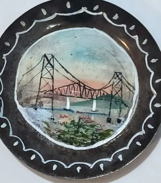 Foto de um(a) Mini Frigideira em Ferro. Hercilio Luz, Florianópolis, Década de 1960, da categoria de Panelas. Pequena frigideira em ferro com desenho da ponte hercílio luz. Lembrança de florianópolis dos anos 1960. Vendida nas bancas... Mostrado de uma perspectiva diferente. Vendido no marketplace Trésors.