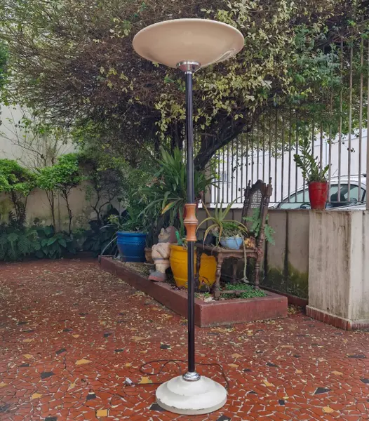 Foto de um(a) ​Luminária de chão anos 50 / 60 estilo Art Déco, da categoria de Luminárias de chão. Luminária de chão anos 50 / 60 estilo Art DécoEsta luminária de piso vintage, com cúpula voltada para cima caracterizada... Mostrado de uma perspectiva diferente. Vendido no marketplace Trésors.