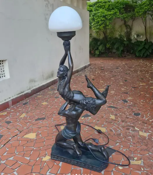 Foto de um(a) ​Luminária de mesa escultórica em estilo Art Déco, da categoria de Abajures. Luminária de mesa escultórica em estilo Art Déco, feita em liga metálica comumente conhecida como petit-bronze. Composição... Mostrado de uma perspectiva diferente. Vendido no marketplace Trésors.