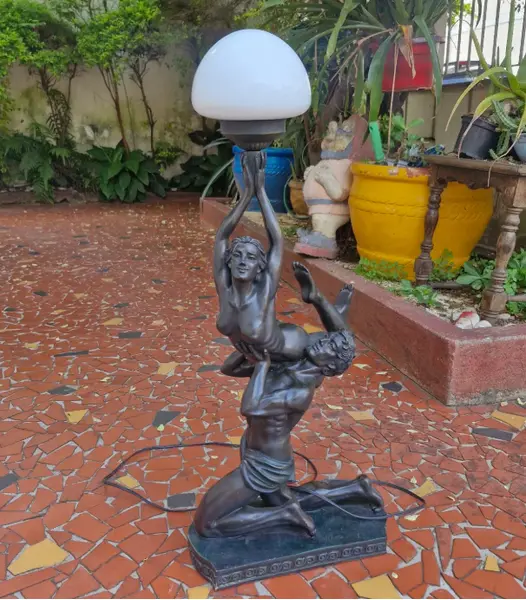 Foto de um(a) ​Luminária de mesa escultórica em estilo Art Déco, da categoria de Abajures. Luminária de mesa escultórica em estilo Art Déco, feita em liga metálica comumente conhecida como petit-bronze. Composição... Mostrado de uma perspectiva diferente. Vendido no marketplace Trésors.