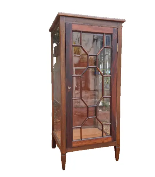 Foto de um(a) Cristaleira vitrine antiga em madeira maciça, da categoria de Cristaleiras. Belíssima e elegante cristaleira vitrine antiga, confeccionada em madeira de lei maciça com tonalidade escura e veios... Vendido no marketplace Trésors.