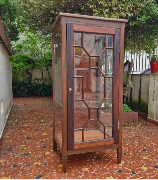 Foto de um(a) Cristaleira vitrine antiga em madeira maciça, da categoria de Cristaleiras. Belíssima e elegante cristaleira vitrine antiga, confeccionada em madeira de lei maciça com tonalidade escura e veios... Mostrado de uma perspectiva diferente. Vendido no marketplace Trésors.