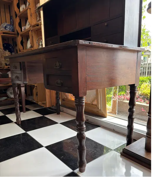 Foto de um(a) Magnífica Escrivaninha de Dois Andares – Estilo Clássico com Escaninho e 4 Gavetas, da categoria de Escrivaninhas e Mesas de escritório. Uma peça que transborda história e sofisticação. Esta magnífica escrivaninha de dois andares é o móvel ideal para quem busca... Mostrado de uma perspectiva diferente. Vendido no marketplace Trésors.