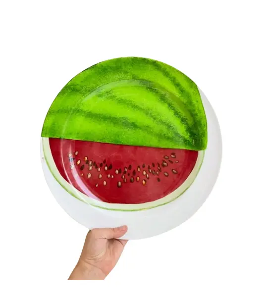 Foto de um(a) ​Grande prato em porcelana pintada a mão e assinado, da categoria de Pratos Decorativos. Grande prato em porcelana pintada a mão e assinado. Leves marcas do tempo e uso. Medidas: 33cm diâmetro. Vendido no marketplace Trésors.