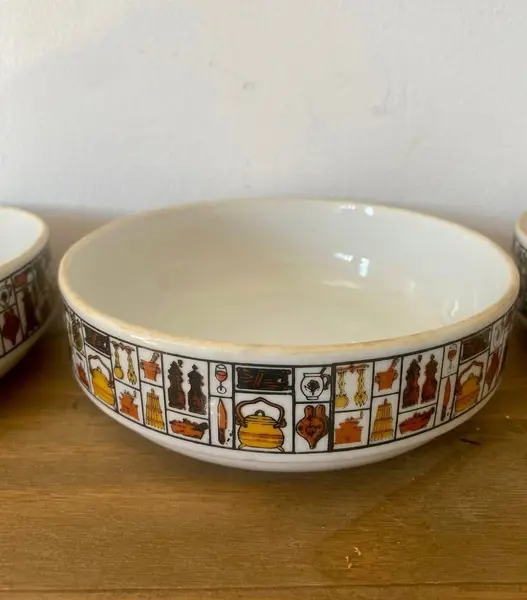 Foto de um(a) Marmiteiro de porcelana, da categoria de Garrafas, potes e jarros. Marmiteiro em porcelana e tampa em madeira, com 3 andares. * Um dos recipientes apresenta um fio de cabelo 17 cm de diâmetro... Mostrado de uma perspectiva diferente. Vendido no marketplace Trésors.