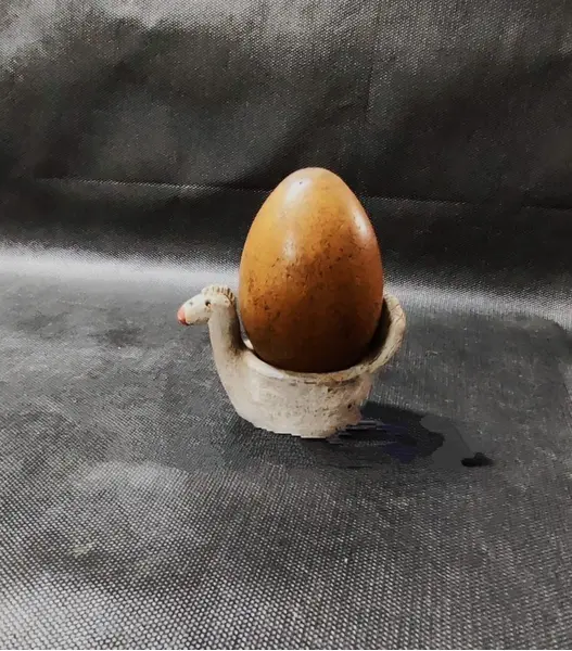 Foto de um(a) Galinha Rústica em Cerâmica e Madeira, Década de 1960, da categoria de Outros objetos decorativos. Porta ovos em cerâmica rústica em formato de galinha e ovo de madeira, anos 1960. A: 5 cm L: 4,6 cm P: 8 cm A do ovo: 7,5... Mostrado de uma perspectiva diferente. Vendido no marketplace Trésors.