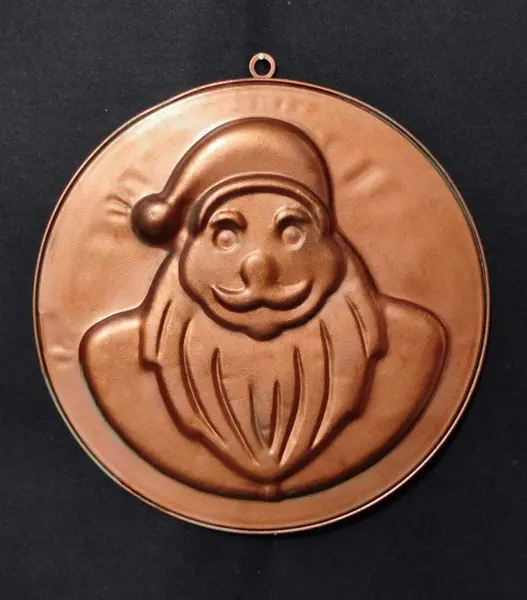 Foto de um(a) Placa de Ferro Papai Noel, Década de 1970, da categoria de Placas. Fundo de forma papai noel em ferro relevo, acabamento em pátina cobre azinhavada e envelhecida com suporte para pendurar,... Mostrado de uma perspectiva diferente. Vendido no marketplace Trésors.