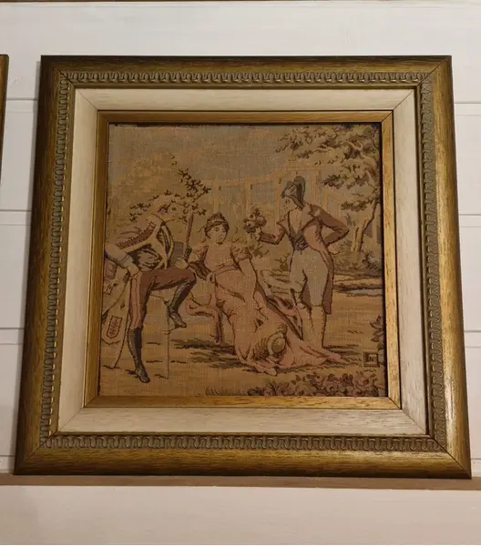 Foto de um(a) Conjunto de 3 quadros com cenas clássicas em Gobelin Francês, da categoria de Tapeçaria. Lindos quadros em tapeçaria gobelin francesa, ricos em detalhes, que são verdadeiras obras de arte feitas com fios. O... Mostrado de uma perspectiva diferente. Vendido no marketplace Trésors.