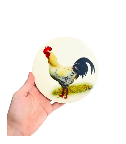 Foto de um(a) Apoio de panela em cerâmica estampa galo, da categoria de Apoio de panela. Apoio de panela, ou se preferir dá pra colocar um suporte para pendurar, em cerâmica estampada. Marcas do tempo e uso como... Vendido no marketplace Trésors.