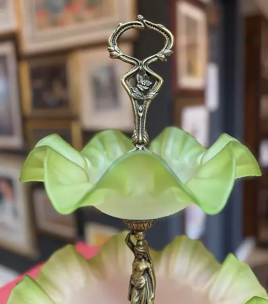 Foto de um(a) Fruteira/Centro de Mesa em bronze e vidro acetinado, da categoria de Fruteiras. Magnífica fruteira/centro de mesa em bronze maciço e vidro acetinado verde. Mede: 30x30x47cm de altura. Mostrado de uma perspectiva diferente. Vendido no marketplace Trésors.