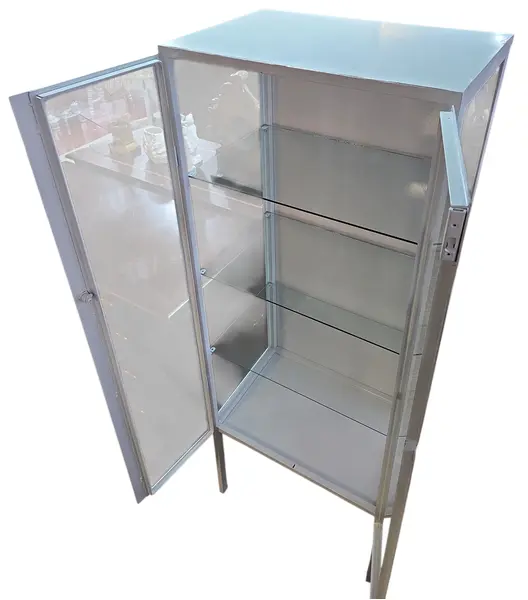 Foto de um(a) Farmacinha Vintage Branca, da categoria de Armários e Guarda Roupas. Autêntica cristaleira hospitalar vintage, popularmente conhecida como "farmacinha". Esta peça combina a robustez do... Mostrado de uma perspectiva diferente. Vendido no marketplace Trésors.