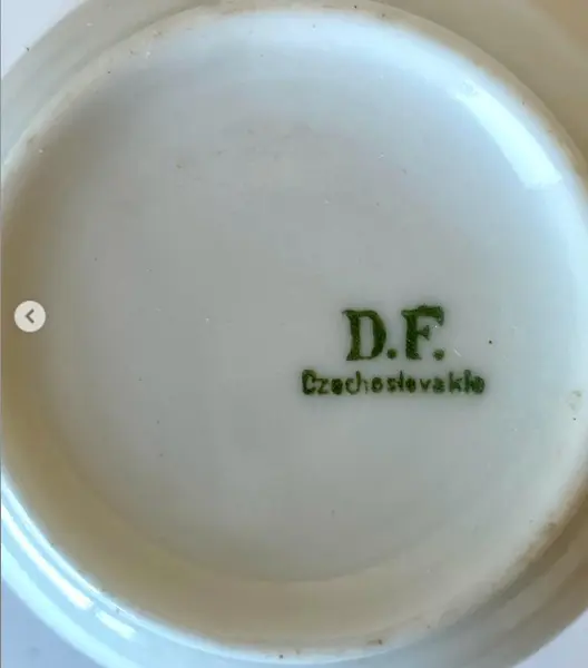 Foto de um(a) Dupla de xícaras, da categoria de Xícaras. Dupla de xícaras em porcelana. D.F. Checoslováquia. *Um pires contém marcas do tempo 6,5cm de altura, 6cm de diâm, pires:... Mostrado de uma perspectiva diferente. Vendido no marketplace Trésors.