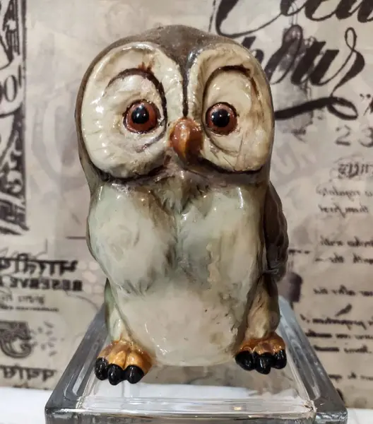 Foto de um(a) Cachepô Coruja Anos 50, da categoria de Cachepot. Coruja em porcelana policromada com olhos de vidro, década de 1950, com restauro antigo. Pode ser usada como porta treco ou... Mostrado de uma perspectiva diferente. Vendido no marketplace Trésors.