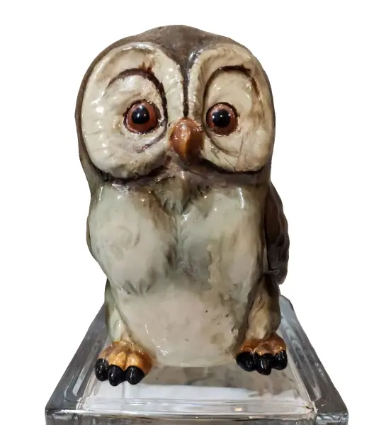 Foto de um(a) Cachepô Coruja Anos 50, da categoria de Cachepot. Coruja em porcelana policromada com olhos de vidro, década de 1950, com restauro antigo. Pode ser usada como porta treco ou... Vendido no marketplace Trésors.