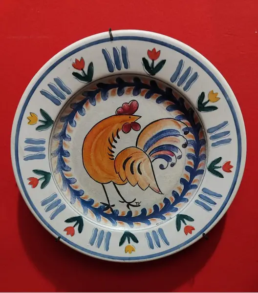 Foto de um(a) Pratos Cerâmica Oxford, Década de 2000, da categoria de Pratos Decorativos. Dois pratos rasos de cerâmica oxford dos anos 2000 com decoupage espanholas de um galo e outro de cervo, com suporte para... Mostrado de uma perspectiva diferente. Vendido no marketplace Trésors.