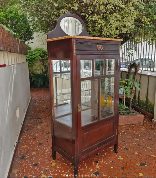 Foto de um(a) ​Belissima e antiga cristaleira vitrine em madeira nobre ao estilo Art Nouveau, da categoria de Cristaleiras. Belíssima e antiga cristaleira vitrine em madeira nobre, comumente associada ao estilo Art Nouveau ou mobiliário clássico... Mostrado de uma perspectiva diferente. Vendido no marketplace Trésors.