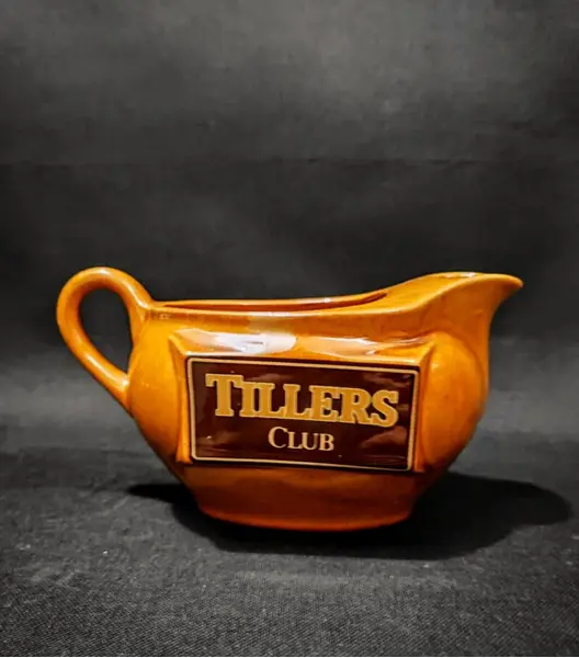Foto de um(a) Molheira Escocesa Tillers Club, Década de 1980, da categoria de Cremeiras. Molheira com logo da tillers club dos anos 1980 em porcelana na cor âmbar.A: 10 cm L: 15,5 cm L com alça: 19,4 cm P: 9 cm... Mostrado de uma perspectiva diferente. Vendido no marketplace Trésors.