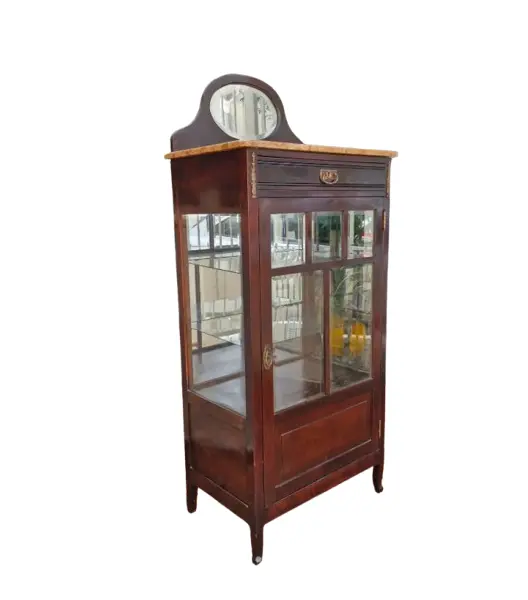 Foto de um(a) ​Belissima e antiga cristaleira vitrine em madeira nobre ao estilo Art Nouveau, da categoria de Cristaleiras. Belíssima e antiga cristaleira vitrine em madeira nobre, comumente associada ao estilo Art Nouveau ou mobiliário clássico... Vendido no marketplace Trésors.