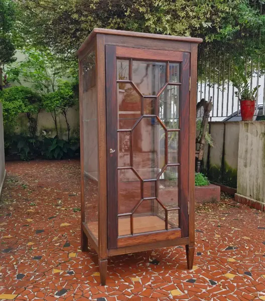 Foto de um(a) Cristaleira vitrine antiga em madeira maciça, da categoria de Cristaleiras. Belíssima e elegante cristaleira vitrine antiga, confeccionada em madeira de lei maciça com tonalidade escura e veios... Mostrado de uma perspectiva diferente. Vendido no marketplace Trésors.