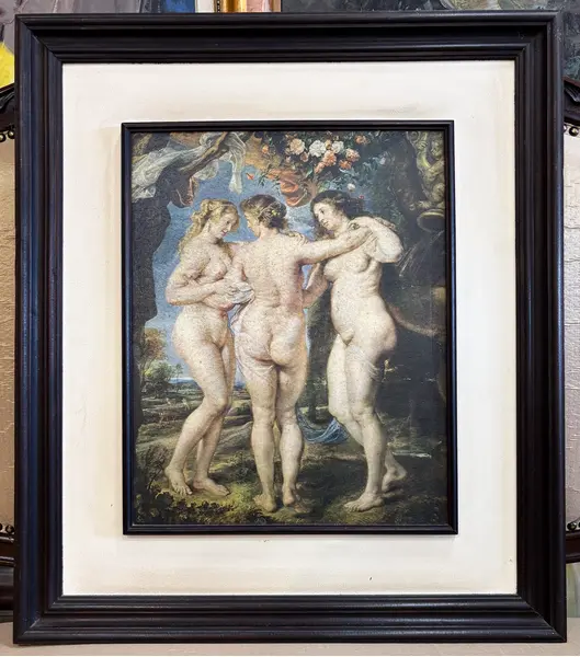 Foto de um(a) Impressão antiga “As Três Graças”, com moldura, da categoria de Arte têxtil. Antiga impressão com moldura de madeira.“As Três Graças”Mede: 62x54cm. Mostrado de uma perspectiva diferente. Vendido no marketplace Trésors.