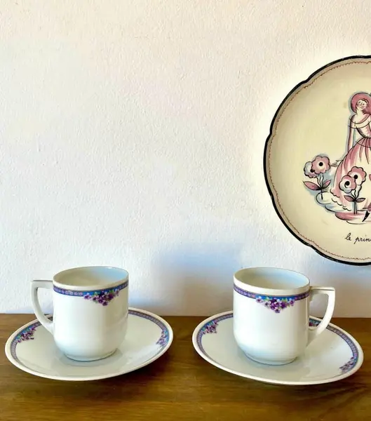 Foto de um(a) Dupla de xícaras, da categoria de Xícaras. Dupla de xícaras em porcelana. D.F. Checoslováquia. *Um pires contém marcas do tempo 6,5cm de altura, 6cm de diâm, pires:... Mostrado de uma perspectiva diferente. Vendido no marketplace Trésors.