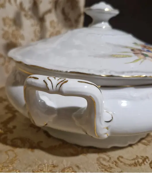 Foto de um(a) Excepcional terrina/sopeira em porcelana tcheca, da categoria de Terrinas de sopa. Lindíssima terrina vintage da renomada manufatura tcheca Epiag, uma peça clássica de porcelana branca, caracterizada por seu... Mostrado de uma perspectiva diferente. Vendido no marketplace Trésors.