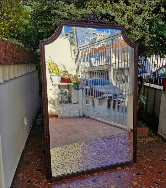 Foto de um(a) Grandioso Espelho Clássico com moldura em madeira entalhada, da categoria de Espelhos. Grandioso e Belisimo Espelho clássico, apresenta uma bela moldura em madeira entalhada com um topo ornamentado.Este é um... Mostrado de uma perspectiva diferente. Vendido no marketplace Trésors.