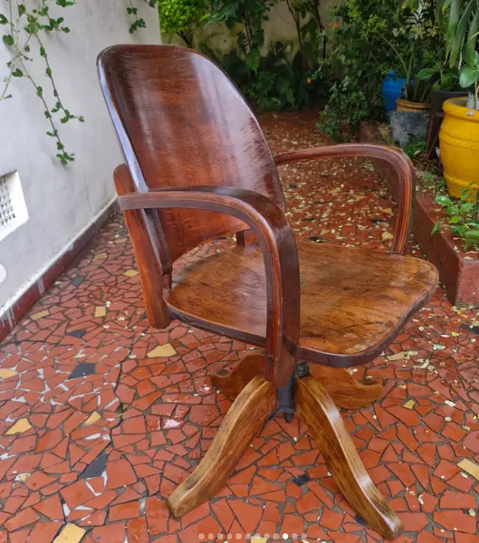 Foto de um(a) Cadeira xerife Móveis CIMO, da categoria de Cadeiras, bancos e banquetas. Esta é uma cadeira giratória vintage produzida pela renomada marca brasileira Móveis Cimo, comumente conhecida como modelo... Mostrado de uma perspectiva diferente. Vendido no marketplace Trésors.