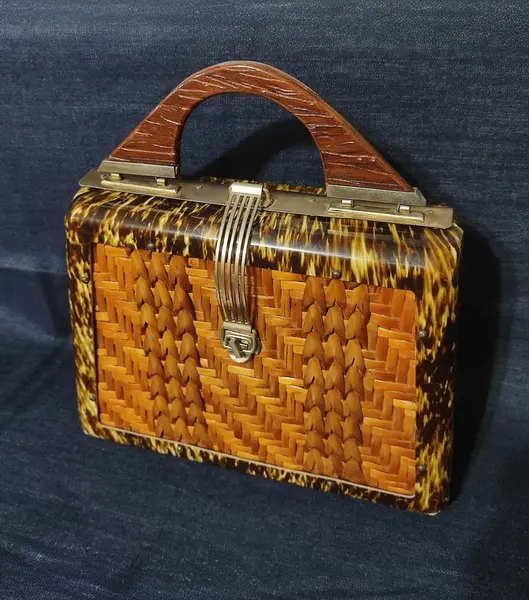 Foto de um(a) Bolsa Vintage em Caso de Tartaruga, Madeira e Vime, Década de 1980, da categoria de Outros colecionáveis. Bolsa de mão vintage, com alça de madeira, moldura em acrílico tipo casco de tartaruga e trama de vime no centro. Fecho em... Mostrado de uma perspectiva diferente. Vendido no marketplace Trésors.