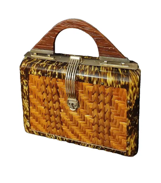 Foto de um(a) Bolsa Vintage em Caso de Tartaruga, Madeira e Vime, Década de 1980, da categoria de Outros colecionáveis. Bolsa de mão vintage, com alça de madeira, moldura em acrílico tipo casco de tartaruga e trama de vime no centro. Fecho em... Vendido no marketplace Trésors.