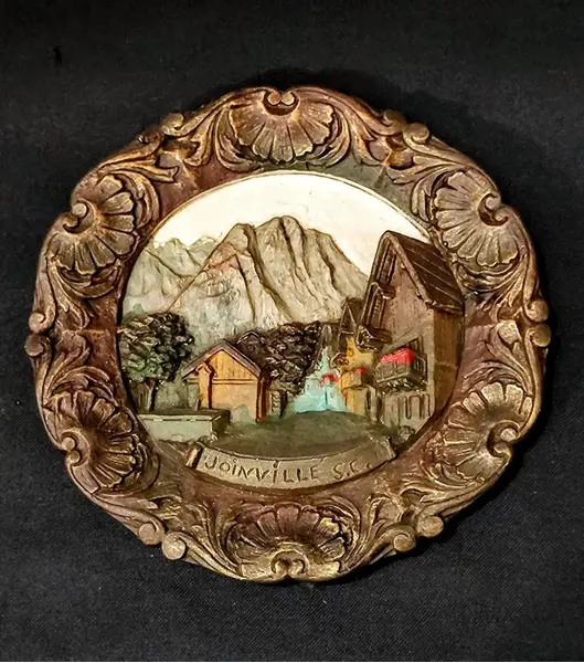 Foto de um(a) Prato em Gesso, Joinville-Santa, Década de 1940, da categoria de Pratos Decorativos. Prato em gesso policromado com pintura em relevo, típica alemã, e moldura com arabescos em dourado envelhecido. Com... Mostrado de uma perspectiva diferente. Vendido no marketplace Trésors.