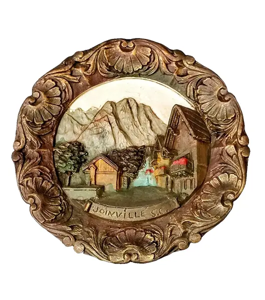 Foto de um(a) Prato em Gesso, Joinville-Santa, Década de 1940, da categoria de Pratos Decorativos. Prato em gesso policromado com pintura em relevo, típica alemã, e moldura com arabescos em dourado envelhecido. Com... Vendido no marketplace Trésors.