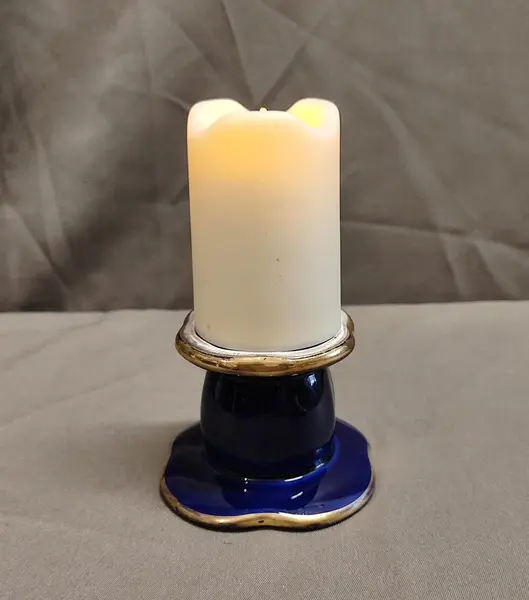 Foto de um(a) Castiçal em Porcelana Azul Cobalto com Filete Dourado, Década de 1940, da categoria de Castiçais. Castiçal em porcelana azul cobalto com filete dourado. Podendo ser usados dos dois lados, década de 1940 A: 6 cm Diâmetro... Mostrado de uma perspectiva diferente. Vendido no marketplace Trésors.