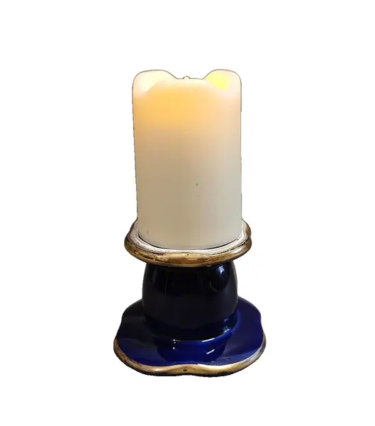 Foto de um(a) Castiçal em Porcelana Azul Cobalto com Filete Dourado, Década de 1940, da categoria de Castiçais. Castiçal em porcelana azul cobalto com filete dourado. Podendo ser usados dos dois lados, década de 1940 A: 6 cm Diâmetro... Vendido no marketplace Trésors.