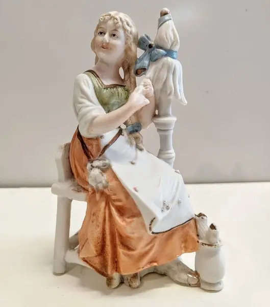 Foto de um(a) Biscuit Alemão com Policromia, Década de 1930, da categoria de Modelos e estatuetas. Delicado Biscuit alemão com policromia pastel e pontos em dourado, década de 1930, sem marca do fabricante. A: 15 cm / L: 9... Mostrado de uma perspectiva diferente. Vendido no marketplace Trésors.