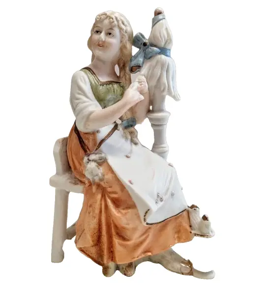 Foto de um(a) Biscuit Alemão com Policromia, Década de 1930, da categoria de Modelos e estatuetas. Delicado Biscuit alemão com policromia pastel e pontos em dourado, década de 1930, sem marca do fabricante. A: 15 cm / L: 9... Vendido no marketplace Trésors.
