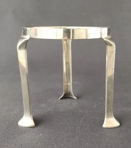 Foto de um(a) Esfera Red Anos 90, da categoria de Outros objetos decorativos. Esfera em cerâmica na cor vermelha, década de 1990.Diametro: 13 cm / peso 378 g Suporte em latão com banho de níquel:... Mostrado de uma perspectiva diferente. Vendido no marketplace Trésors.
