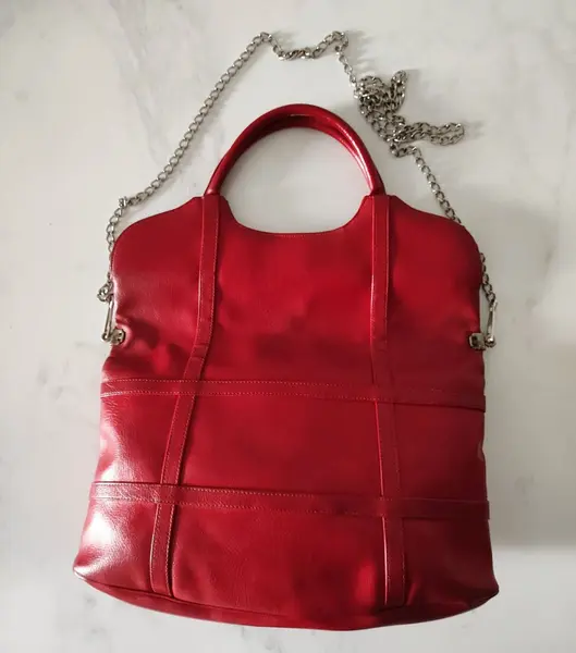 Foto de um(a) Bolsa Vintage Couro Vermelho, Década de 1970, da categoria de Outros colecionáveis. Bolsa vintage da década de 1970, em couro legítimo na cor vermelha. Com alça curta, mas podendo ser usada a tiracolo com... Mostrado de uma perspectiva diferente. Vendido no marketplace Trésors.