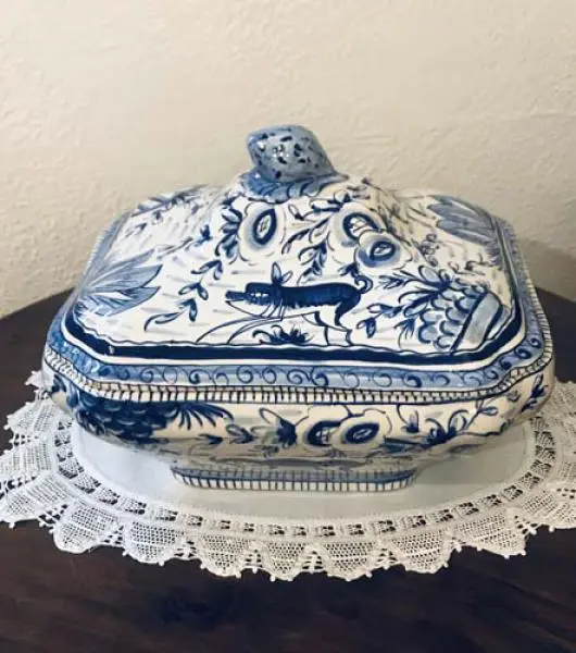 Foto de um(a) Centro de mesa em porcelana assinada Luiz Salvador, da categoria de Centro de mesa. Elegante e raro centro de mesa com tampa e pega em porcelana pintada a mão Luiz Salvador 20A x 28C x 22L assinada e em... Mostrado de uma perspectiva diferente. Vendido no marketplace Trésors.
