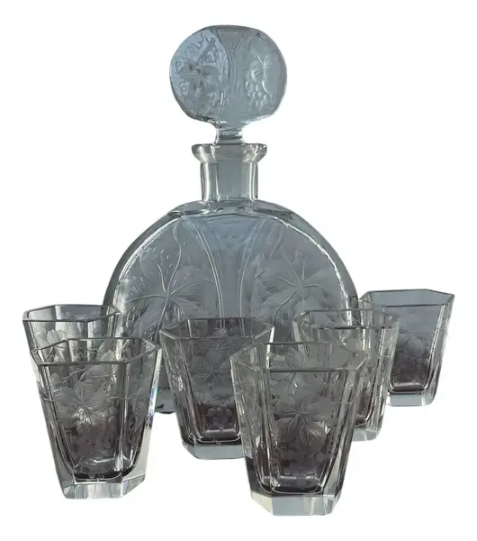 Foto de um(a) Antiga Conjunto Garrafa Licoreira Copos Cristal Tcheco Karl, da categoria de Garrafas. Karl Palda para quem gosta de peças exclusivas. Antigo e maravilhoso conjunto em cristal Tcheco ricamente lapidado à mão.... Vendido no marketplace Trésors.