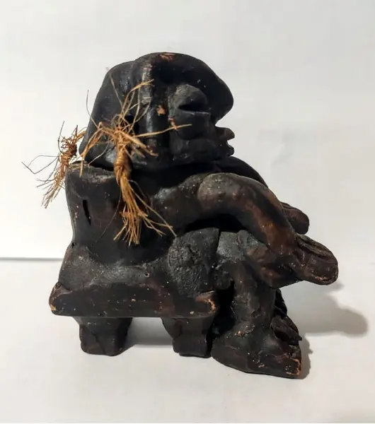 Foto de um(a) Escultura Pigmeu Anos 70, da categoria de Escultura. Escultura africana da região de camarões, conhecidos popularmente como pigmeus. Peça original em cerâmica com a cabeça... Mostrado de uma perspectiva diferente. Vendido no marketplace Trésors.