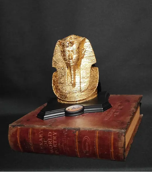 Foto de um(a) Escultura Puzzle 3D Faraó Tutankhamon, da categoria de Escultura. Escultura 3D colecionável em papel do faraó tutankhamon. Um puzzle com 160 peças em papel paraná montado sobre uma base... Mostrado de uma perspectiva diferente. Vendido no marketplace Trésors.