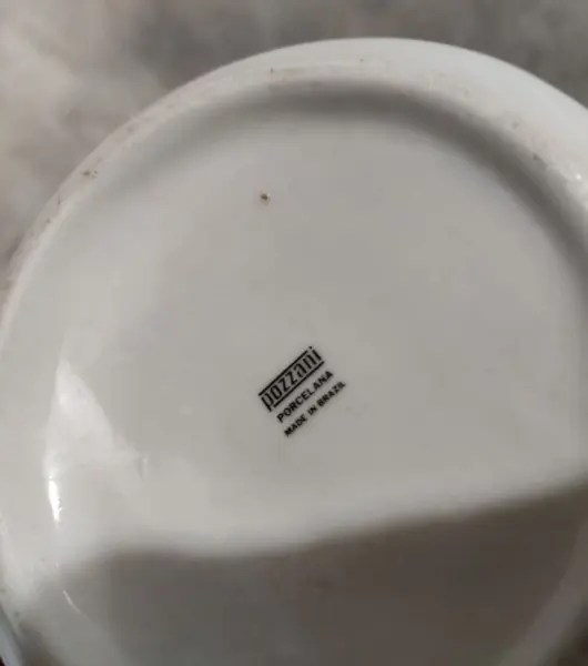 Foto de um(a) Bule Nescafé Porcelana Pozzani 70'S, da categoria de Bules. Bule de café em porcelana branca com a marca da nescafé em marrom, década de 1970 marca do fabricante: pozzani, peça... Mostrado de uma perspectiva diferente. Vendido no marketplace Trésors.