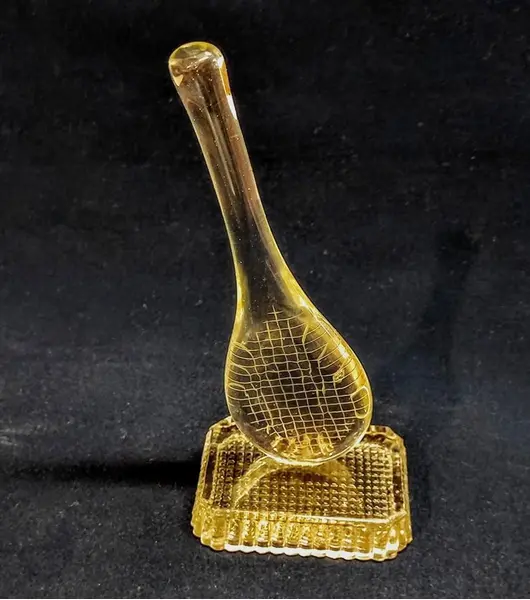 Foto de um(a) Escultura Raquete em Vidrão, Década de 1970, da categoria de Escultura. Escultura raquete em vidrão com base também em vidrão, década de 1970. A: 22 cm / L: 9 cm / P: 6,5 cm Peso: 500 g. Mostrado de uma perspectiva diferente. Vendido no marketplace Trésors.