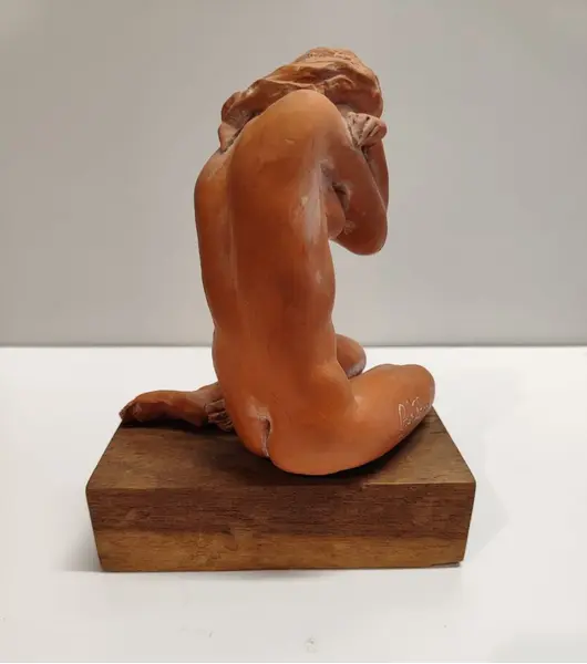 Foto de um(a) Escultura em Terracota, Artista Dante Castelani, 1995, da categoria de Escultura. Escultura em terracota tendo como tema figura feminina com base emmadeira. Artista é dante castelani datada de 1995,... Mostrado de uma perspectiva diferente. Vendido no marketplace Trésors.