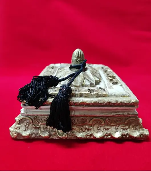 Foto de um(a) Porta Joias em Gesso, Década de 2000, da categoria de Porta-Jóias. Porta jóias em gesso com pátina dourada envelhecida com tassel preto, década de 2000 A: 10,5 cm C: 19 cm L: 17 cm peso: 1kg. Mostrado de uma perspectiva diferente. Vendido no marketplace Trésors.