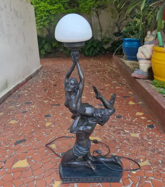 Foto de um(a) ​Luminária de mesa escultórica em estilo Art Déco, da categoria de Abajures. Luminária de mesa escultórica em estilo Art Déco, feita em liga metálica comumente conhecida como petit-bronze. Composição... Mostrado de uma perspectiva diferente. Vendido no marketplace Trésors.