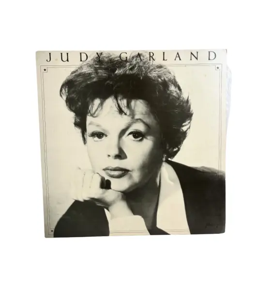 Foto de um(a) ​LP de 1979 Judy Garland, da categoria de LPs ou Discos de Vinil . LP de 1979, Judy Garland. Capa com leves avarias e disco em perfeito estado. Vendido no marketplace Trésors.