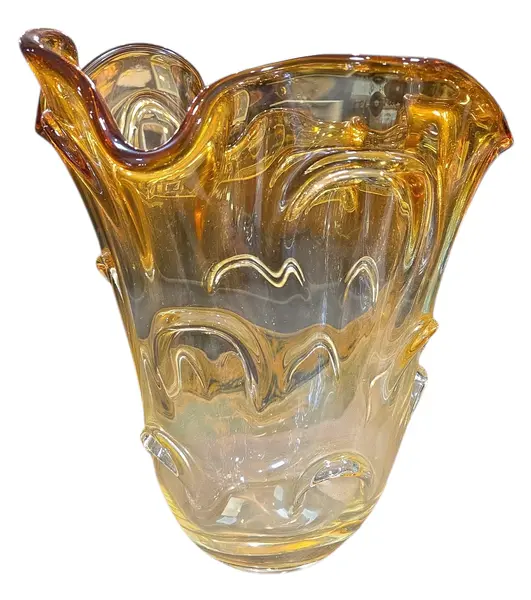 Foto de um(a) Vaso Murano Dourado, da categoria de Vasos. Cada curva deste vaso conta uma história de fogo e sopro. Feito artesanalmente, este Murano carrega a alma da tradição... Vendido no marketplace Trésors.