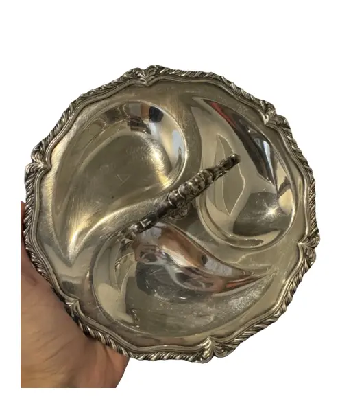 Foto de um(a) Prataria - Petisqueira Eberle – Silverplated | 3 Divisões com Alça Central, da categoria de Travessas e tigelas. Petisqueira em prata espessurada da tradicional Eberle, com design clássico em formato trilobado e borda ricamente... Vendido no marketplace Trésors.